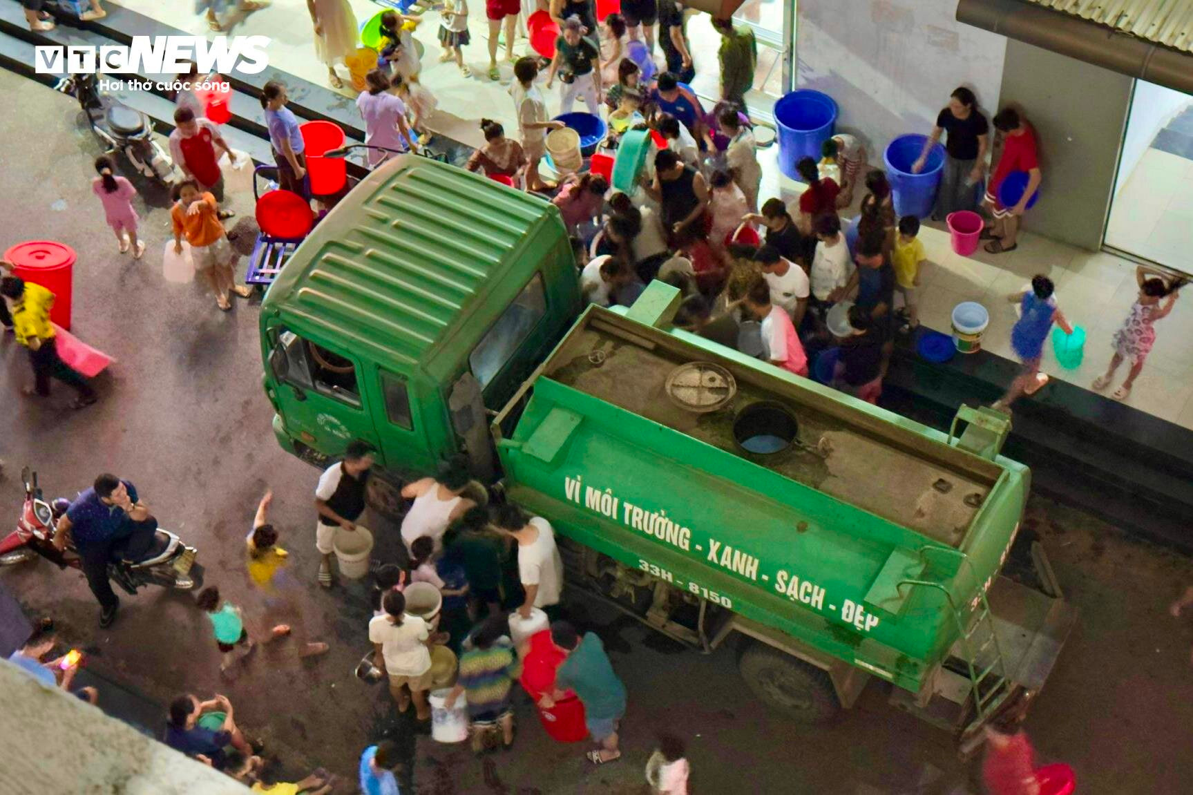Tối 15/10, xe chở nước được đưa đến nhưng chỉ giải quyết được một phần nhỏ nhu cầu của cư dân KĐT Thanh Hà.