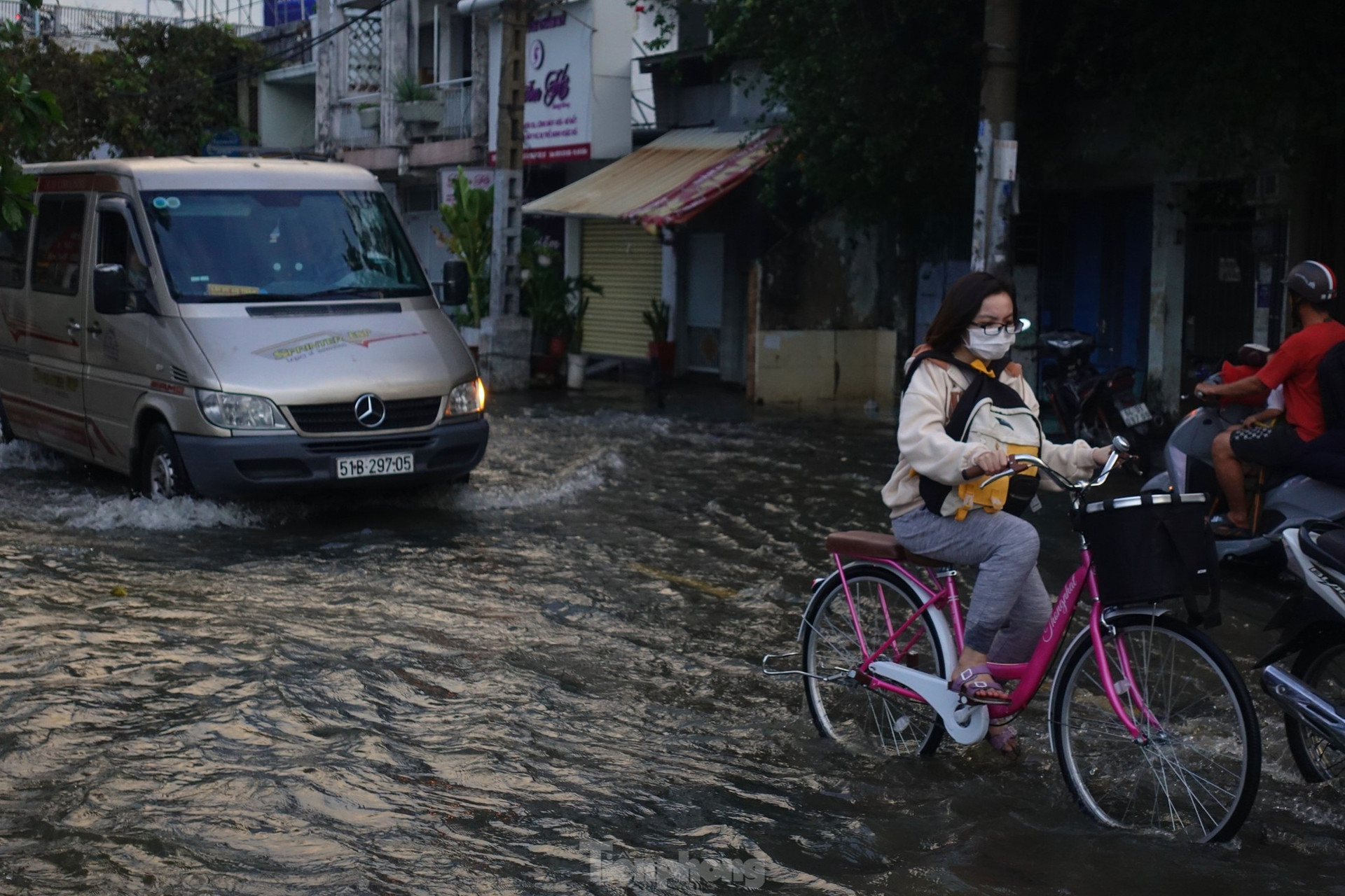 Người dân TPHCM chật vật về nhà khi triều cường đạt đỉnh, đường phố ngập lụt ảnh 10