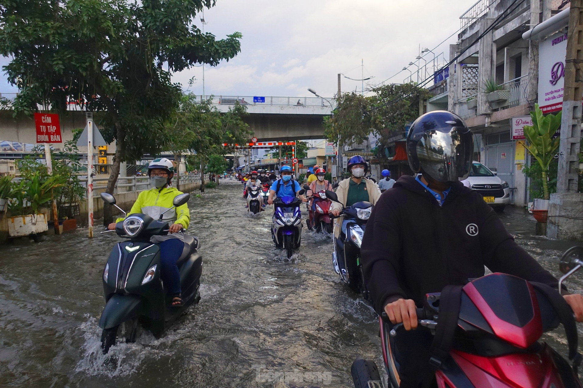 Người dân TPHCM chật vật về nhà khi triều cường đạt đỉnh, đường phố ngập lụt ảnh 2