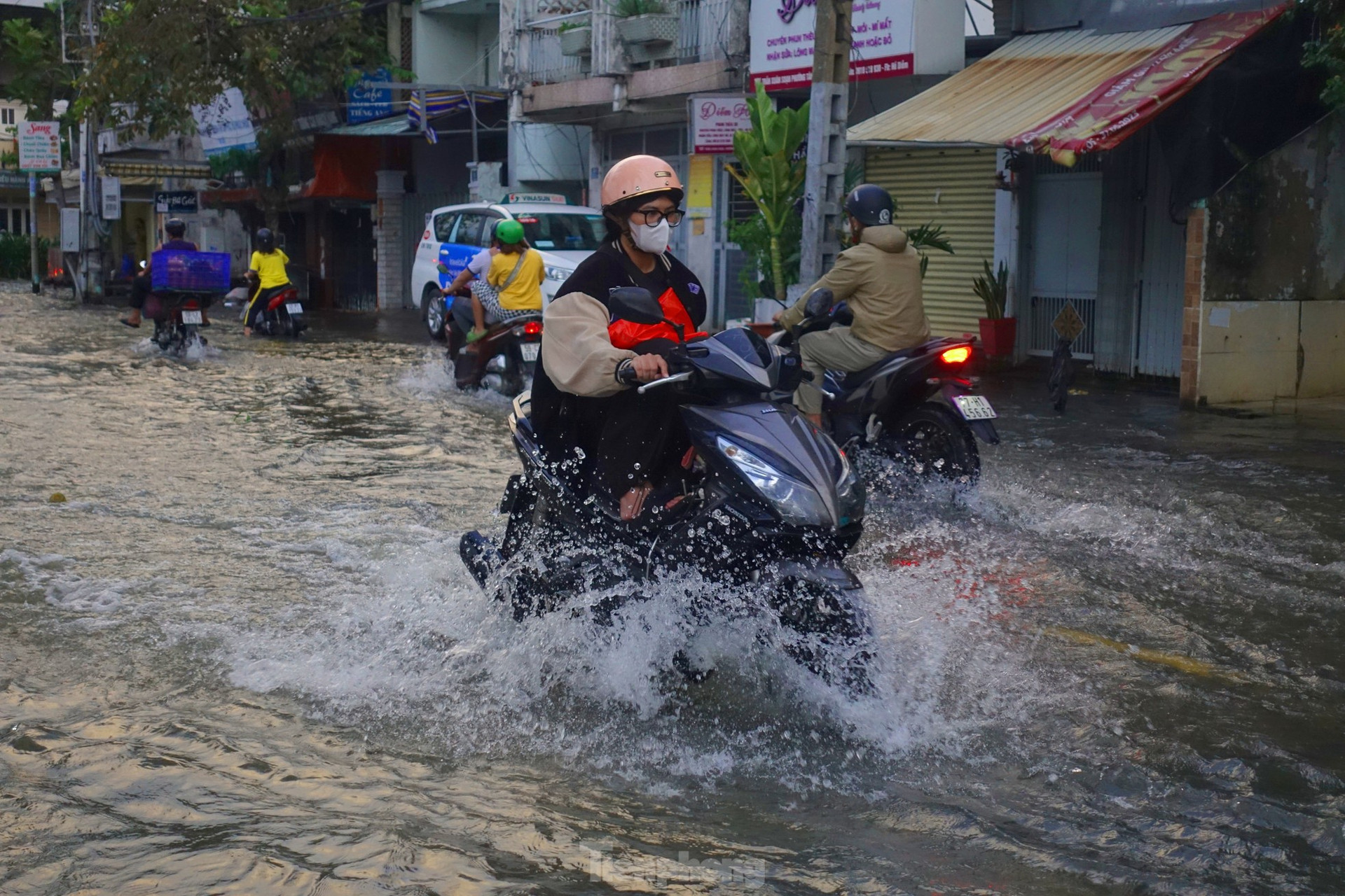 Người dân TPHCM chật vật về nhà khi triều cường đạt đỉnh, đường phố ngập lụt ảnh 12