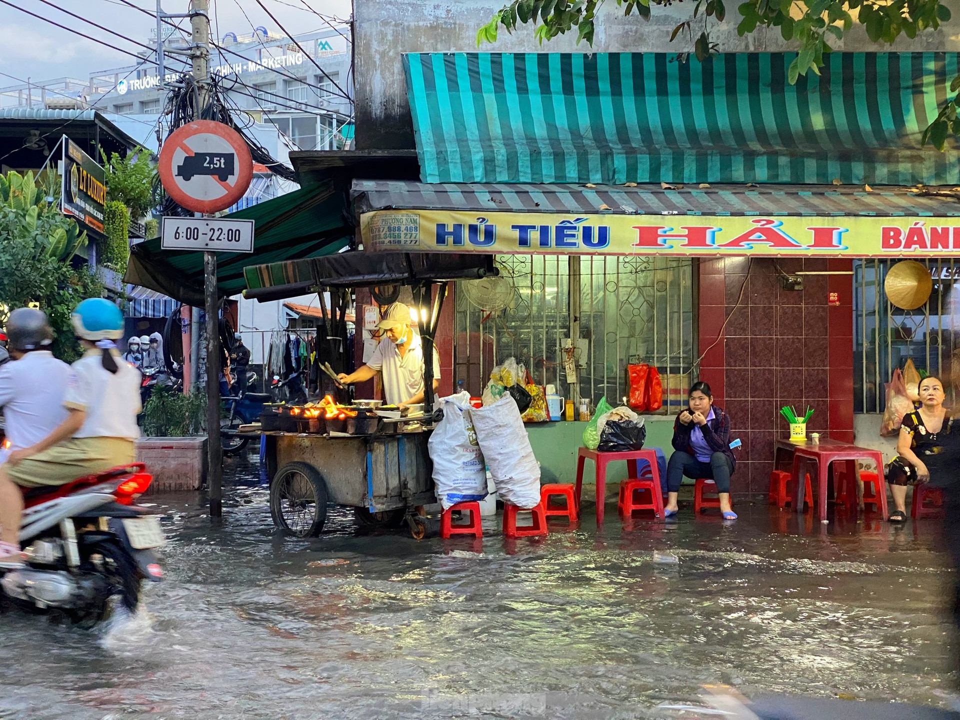 Người dân TPHCM chật vật về nhà khi triều cường đạt đỉnh, đường phố ngập lụt ảnh 7