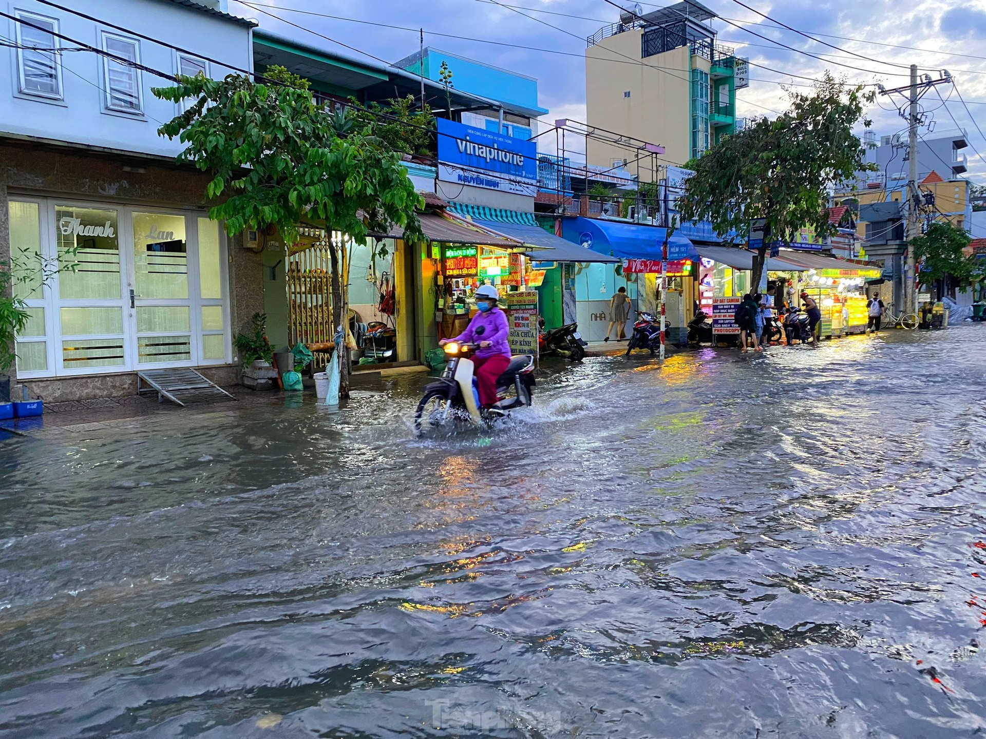 Người dân TPHCM chật vật về nhà khi triều cường đạt đỉnh, đường phố ngập lụt ảnh 11