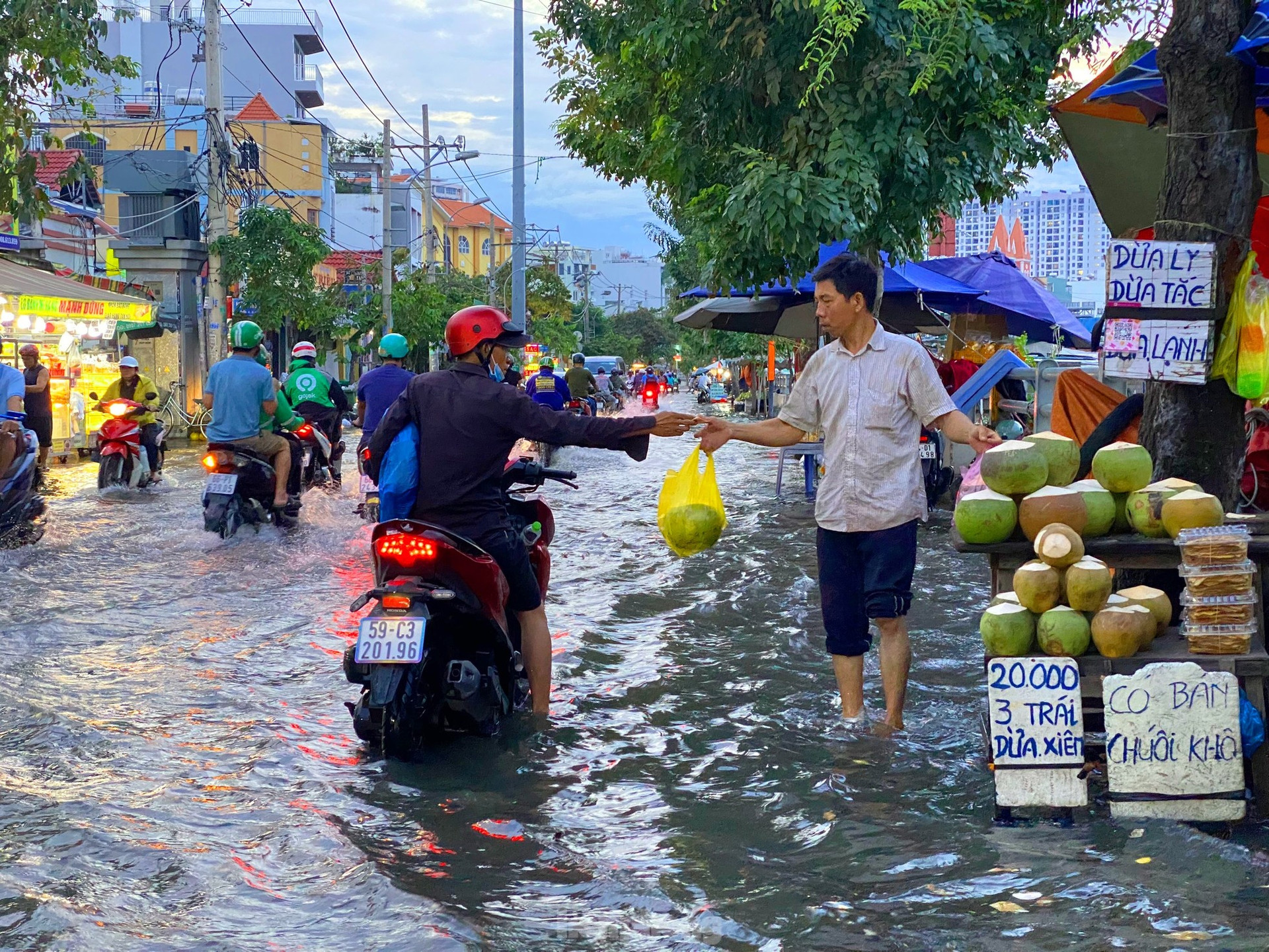 Người dân TPHCM chật vật về nhà khi triều cường đạt đỉnh, đường phố ngập lụt ảnh 9