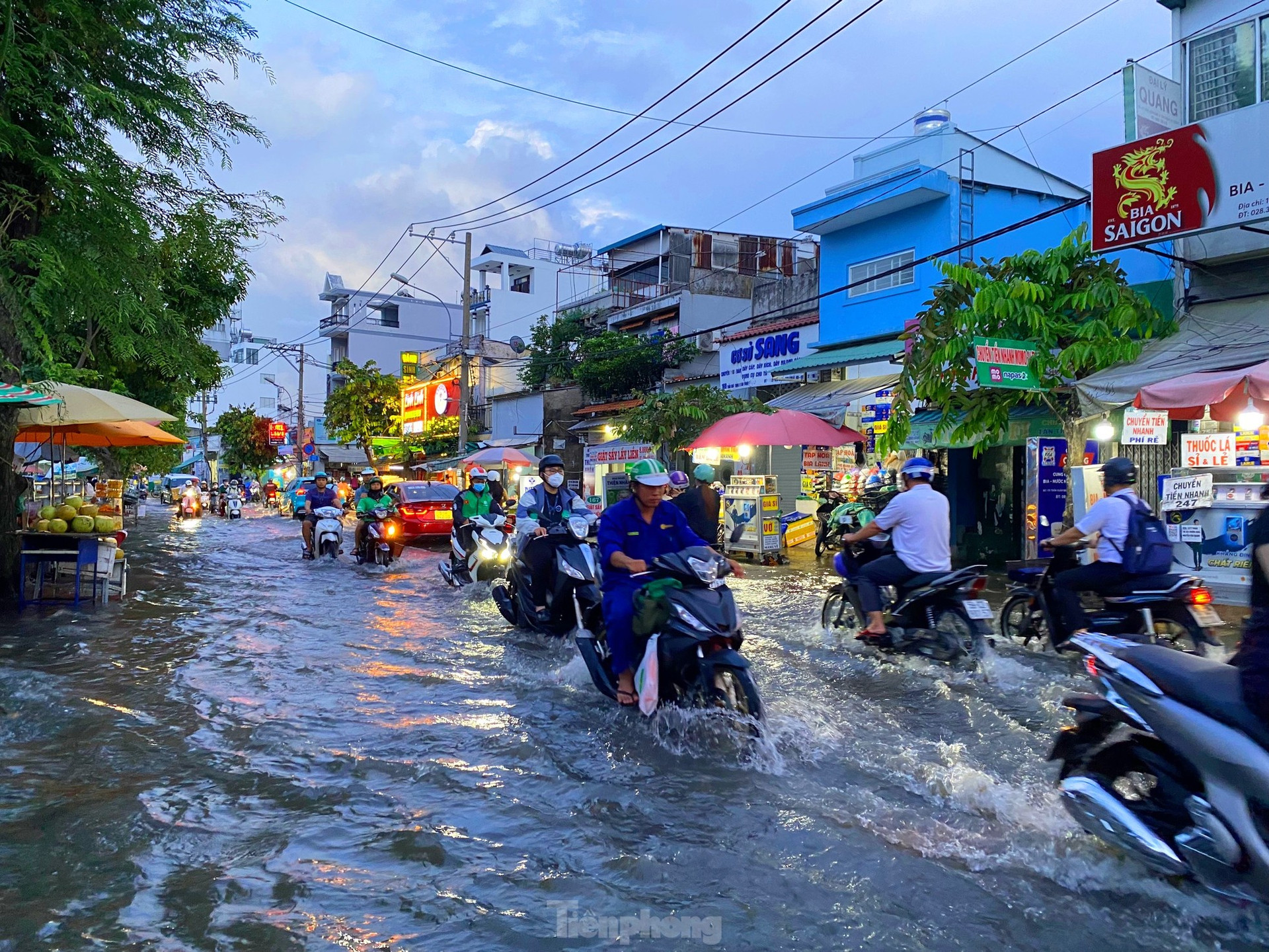 Người dân TPHCM chật vật về nhà khi triều cường đạt đỉnh, đường phố ngập lụt ảnh 3