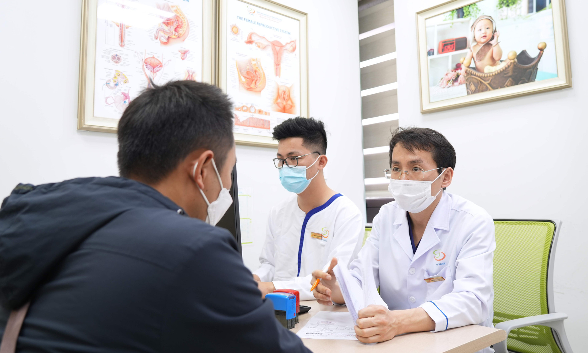 Bác sĩ Đinh Hữu Việt khám và tư vấn cho người bệnh.
