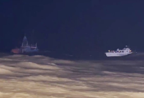 Tàu cá ở Quảng Nam, Quảng Ngãi bị sóng đánh chìm, cứu hơn 80 người, 15 ngư dân mất tích ảnh 1