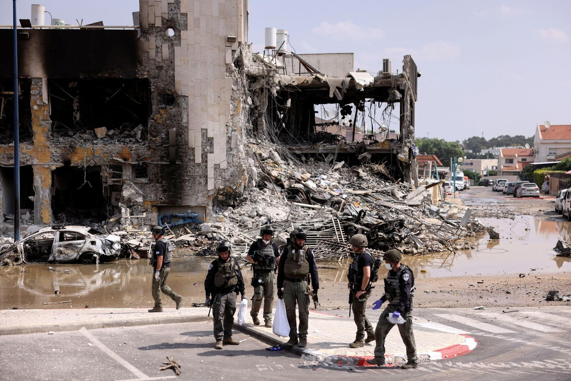 Lực lượng an ninh Israel tại Sderot, nam Israel ngày 8/10, sau khi Hamas xâm nhập khu vực này. (Ảnh: Reuters)
