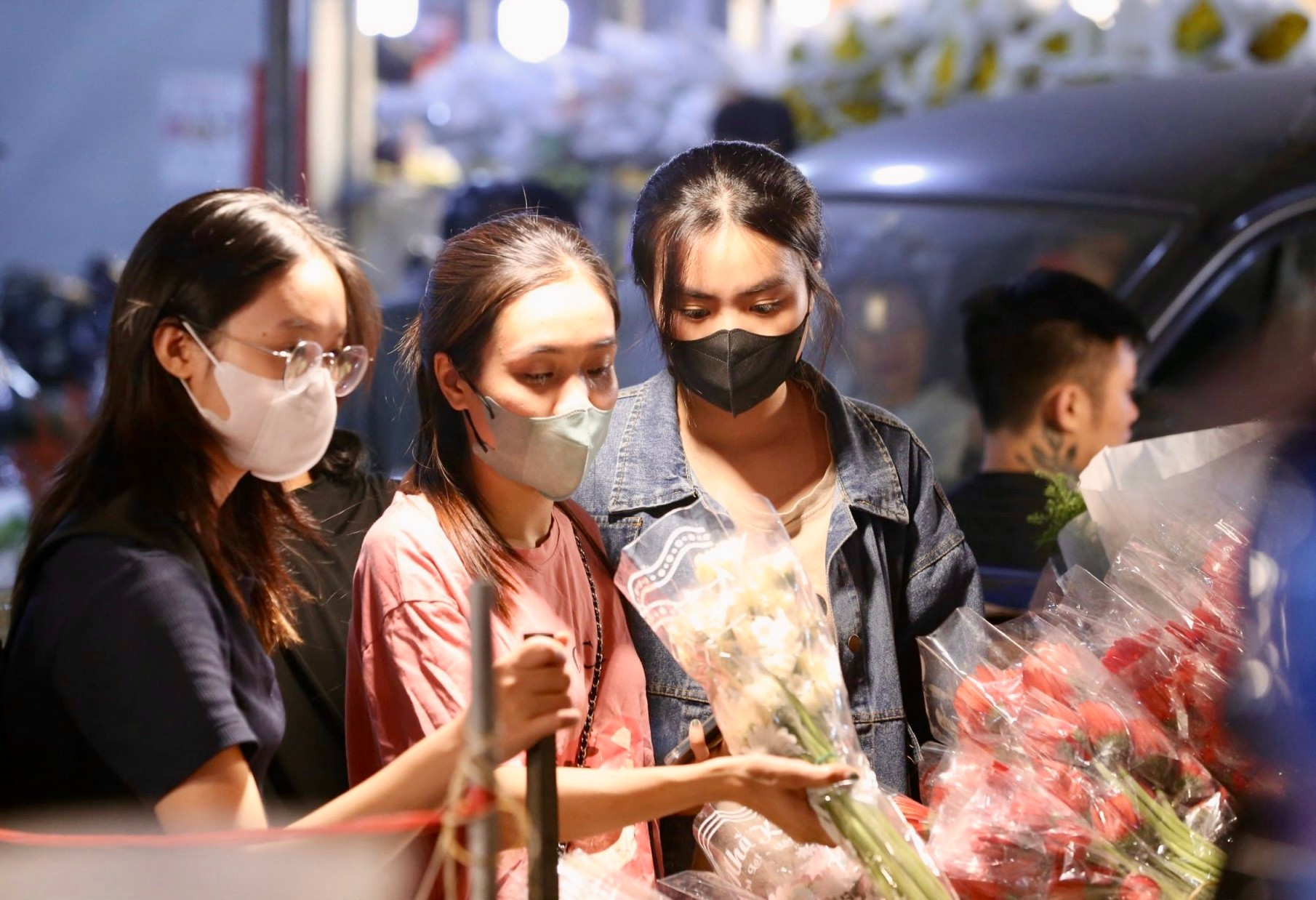 Chợ hoa đêm Quảng An nhộn nhịp trước ngày Phụ nữ Việt Nam ảnh 5