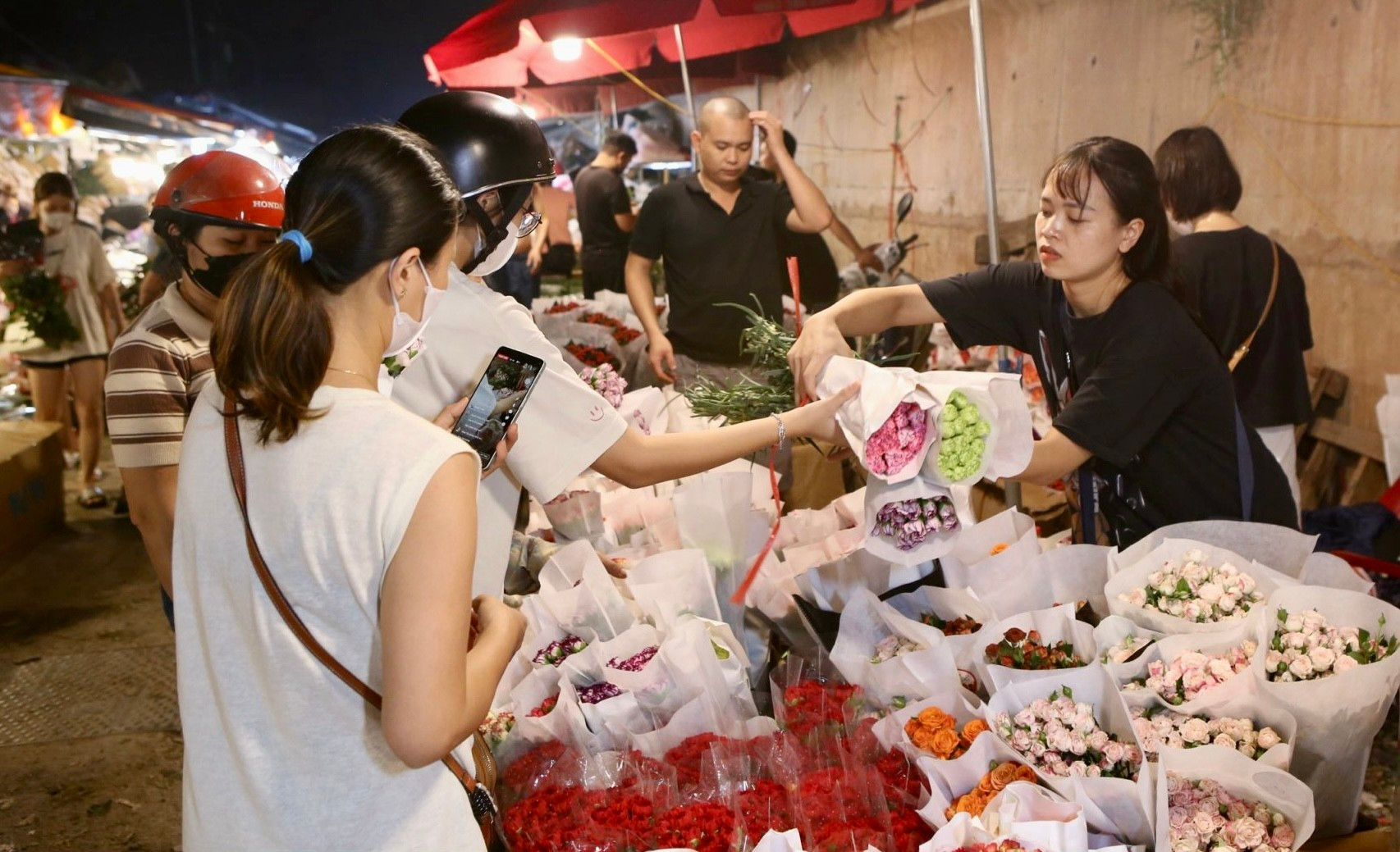 Chợ hoa đêm Quảng An nhộn nhịp trước ngày Phụ nữ Việt Nam ảnh 4