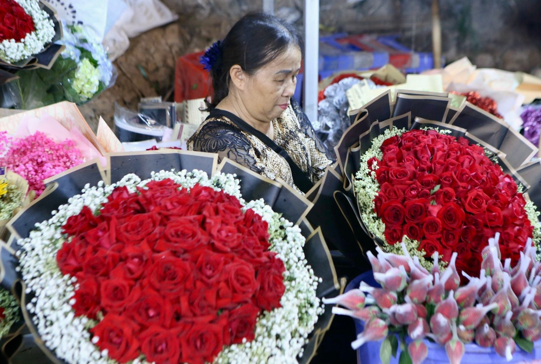 Chợ hoa đêm Quảng An nhộn nhịp trước ngày Phụ nữ Việt Nam ảnh 10