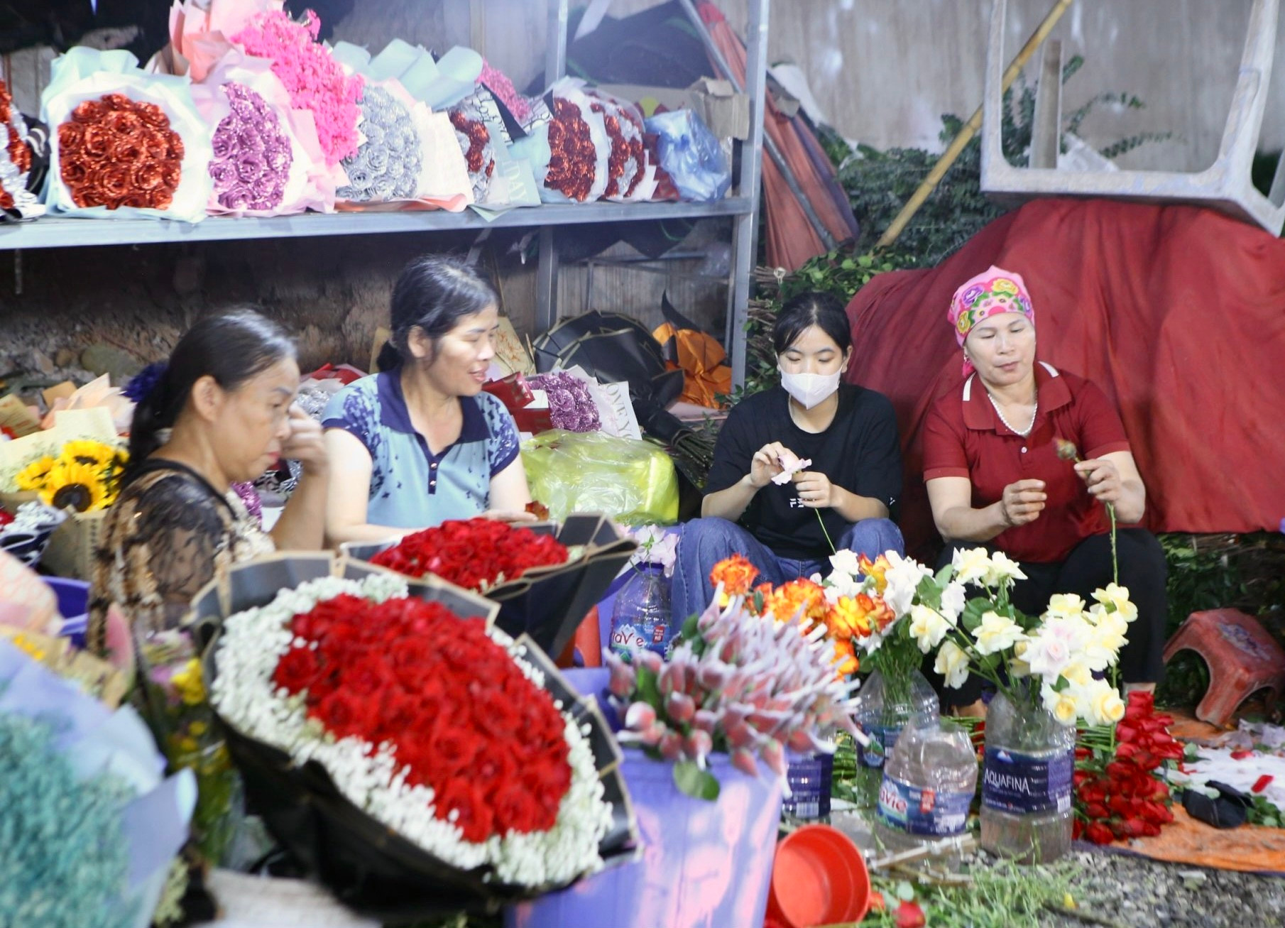 Chợ hoa đêm Quảng An nhộn nhịp trước ngày Phụ nữ Việt Nam ảnh 6