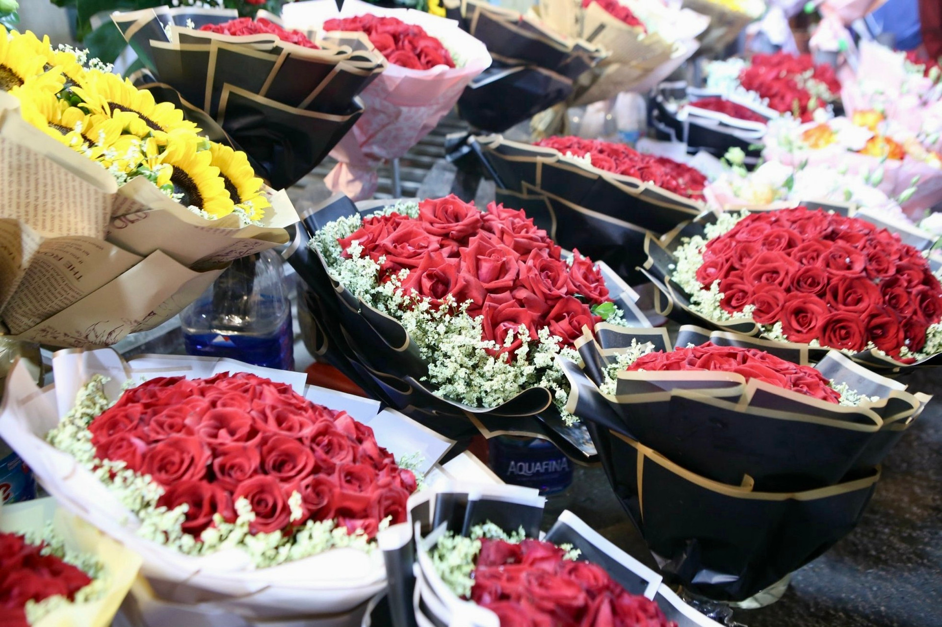 Chợ hoa đêm Quảng An nhộn nhịp trước ngày Phụ nữ Việt Nam ảnh 7