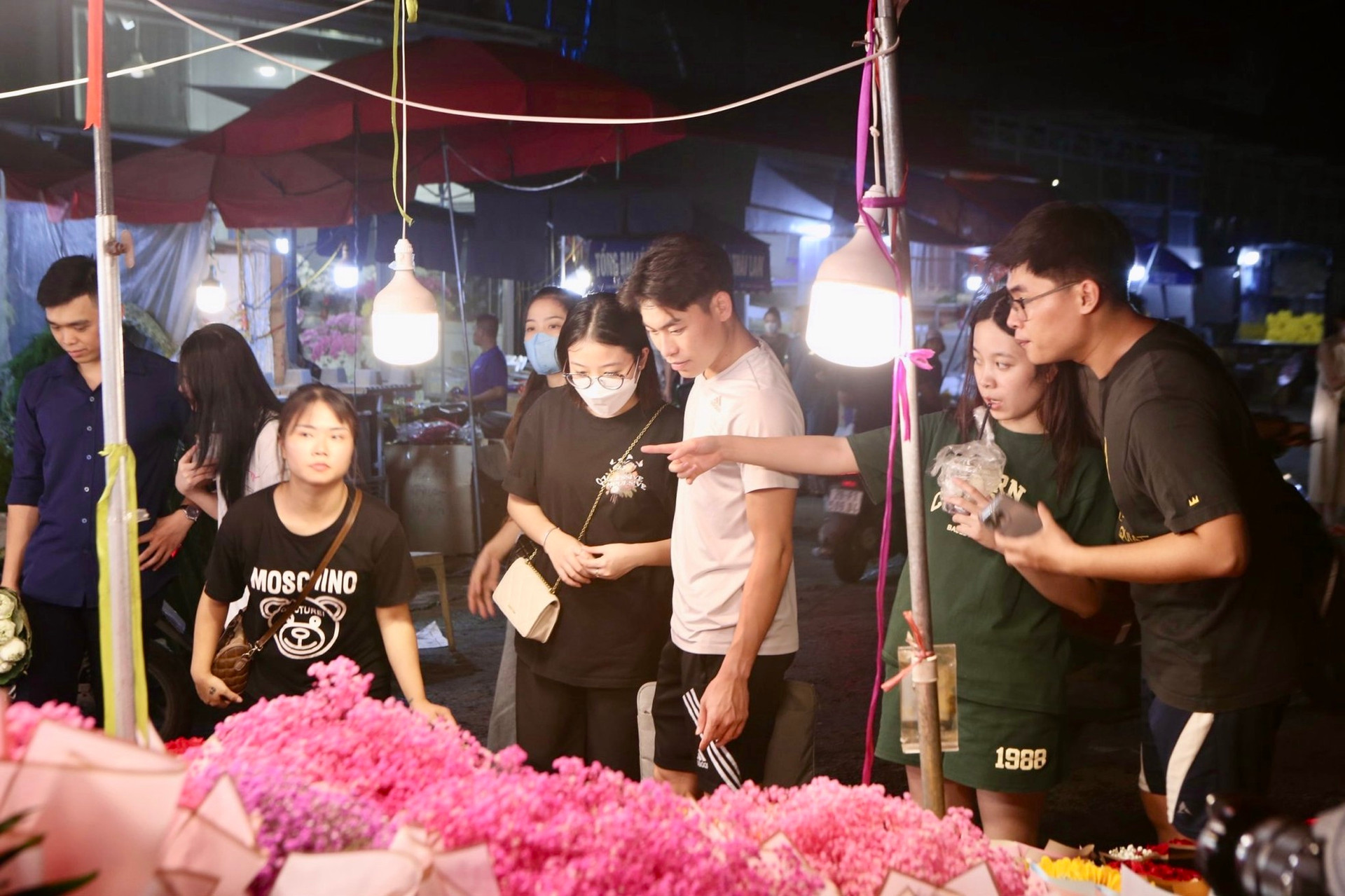 Chợ hoa đêm Quảng An nhộn nhịp trước ngày Phụ nữ Việt Nam ảnh 3