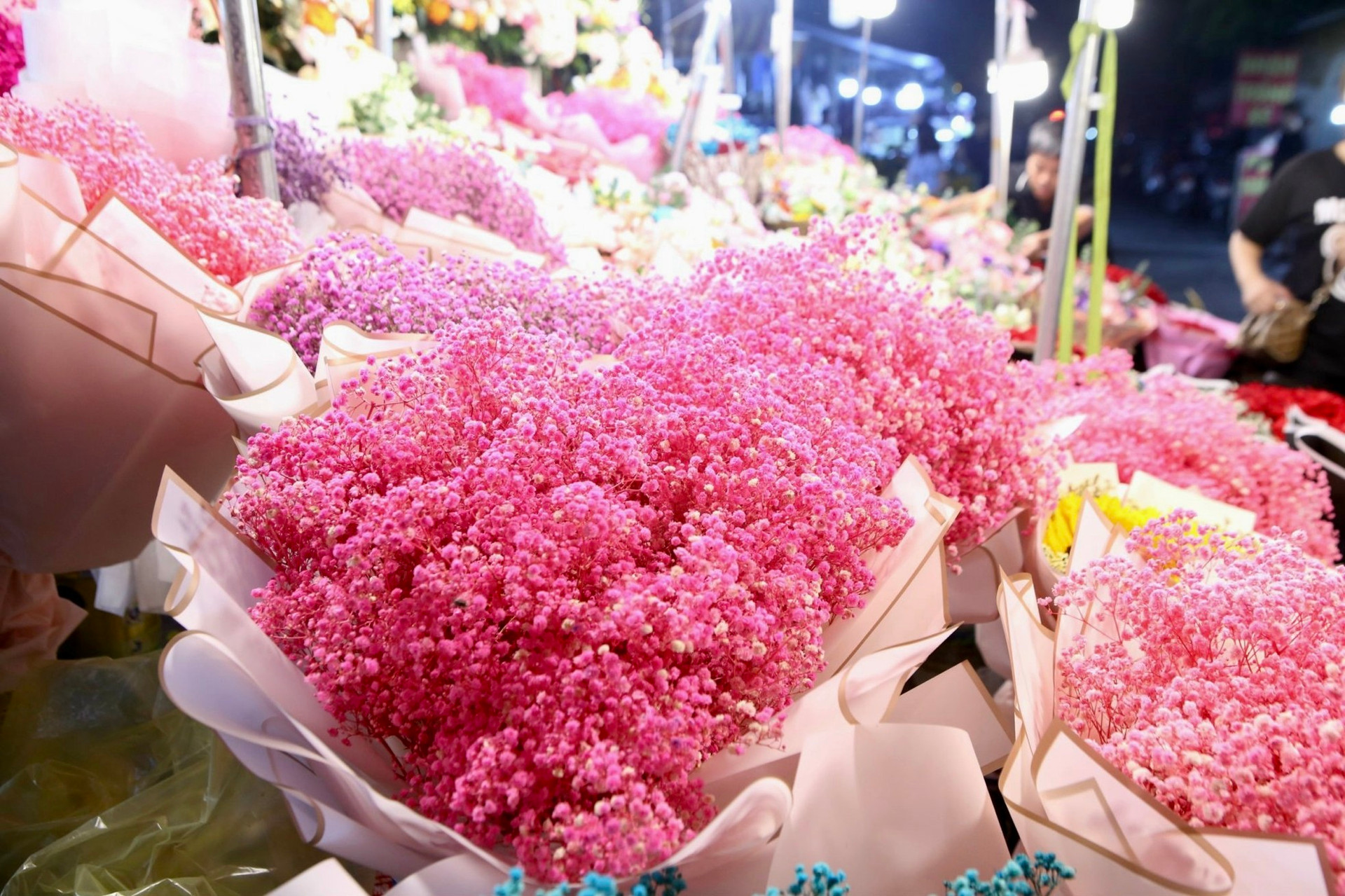 Chợ hoa đêm Quảng An nhộn nhịp trước ngày Phụ nữ Việt Nam ảnh 9
