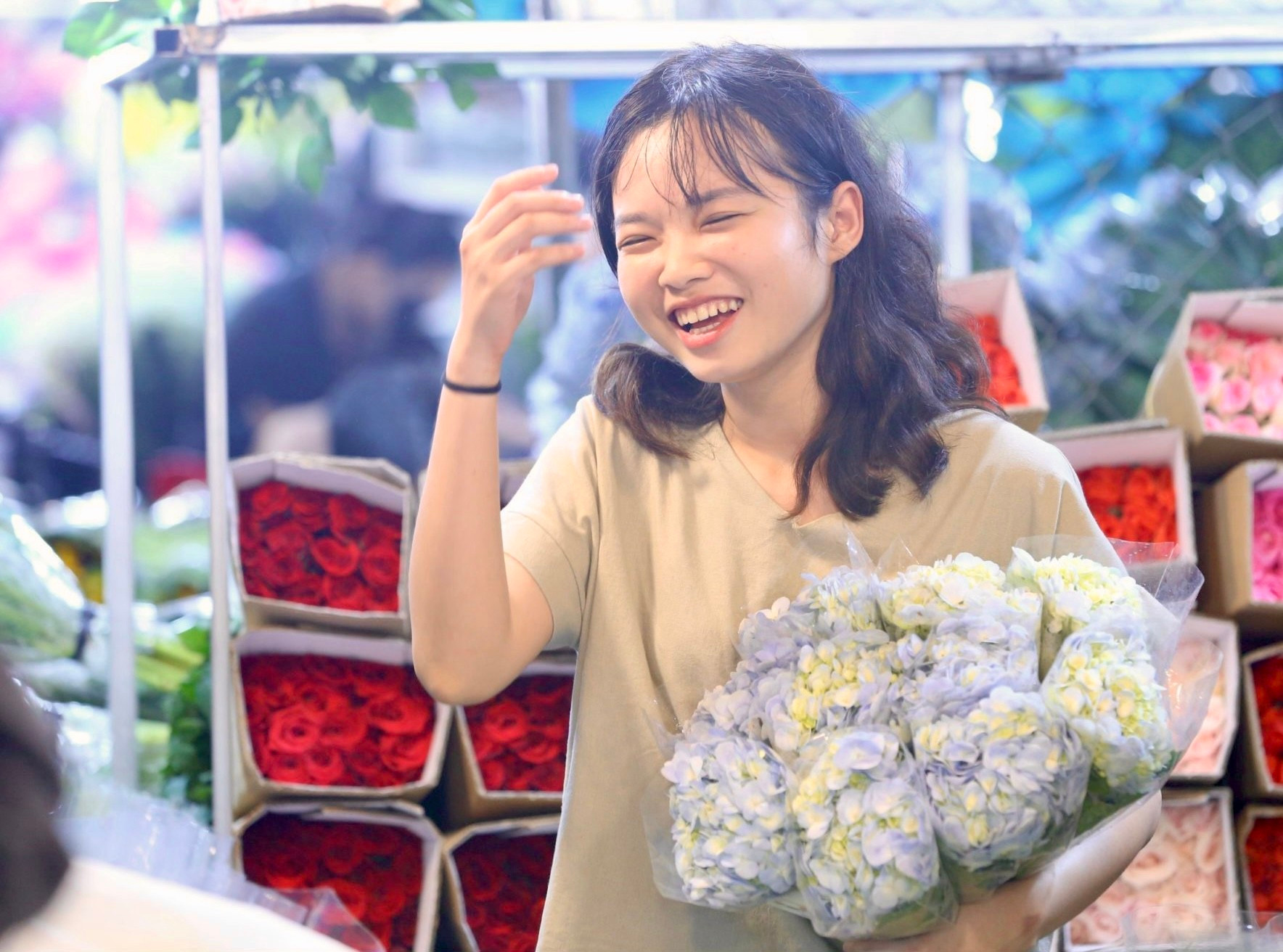 Chợ hoa đêm Quảng An nhộn nhịp trước ngày Phụ nữ Việt Nam ảnh 15