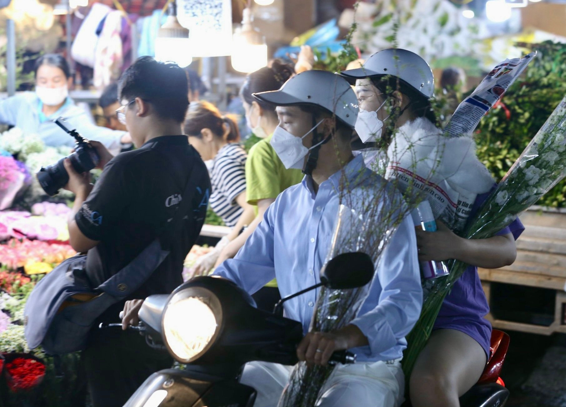 Chợ hoa đêm Quảng An nhộn nhịp trước ngày Phụ nữ Việt Nam ảnh 17