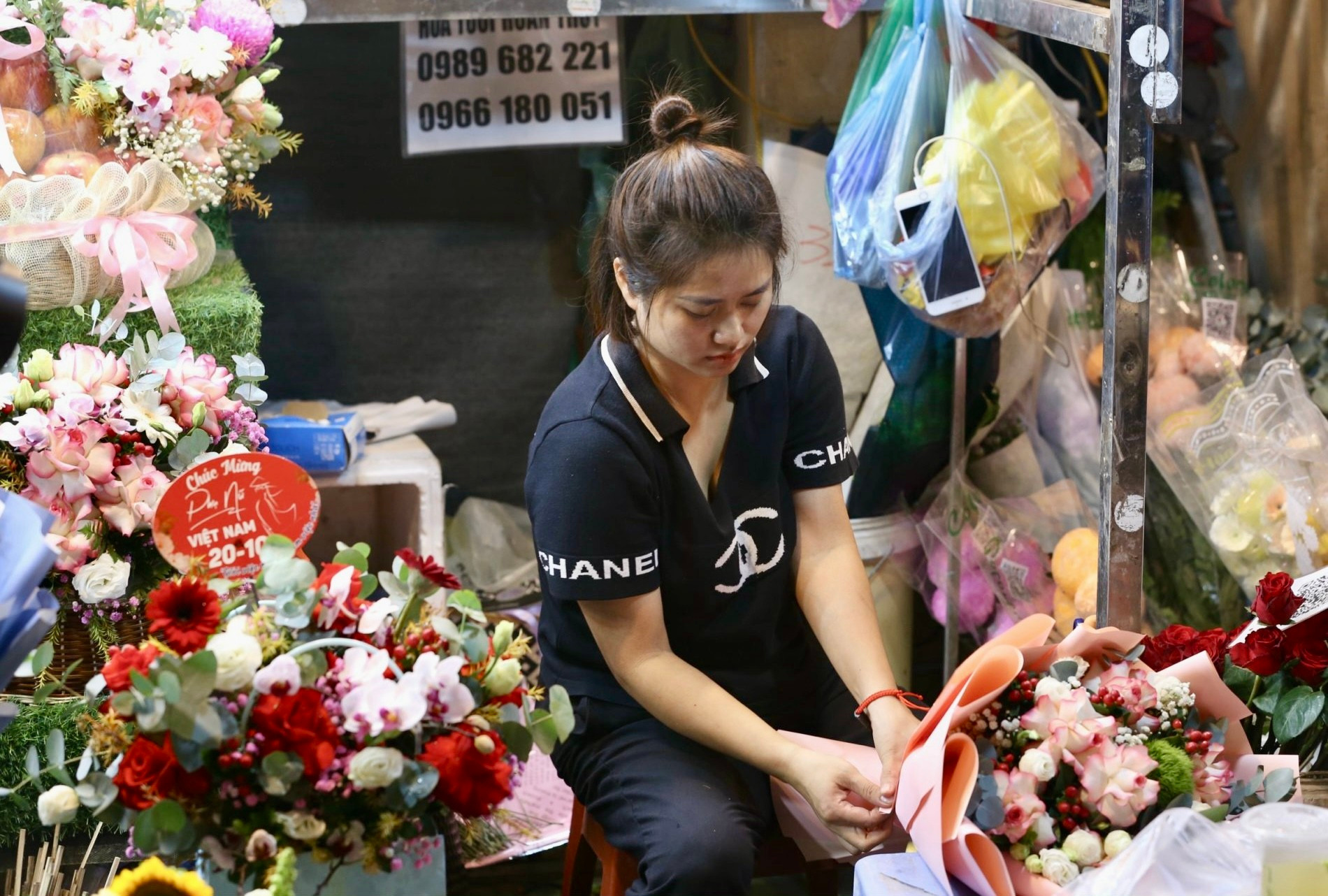 Chợ hoa đêm Quảng An nhộn nhịp trước ngày Phụ nữ Việt Nam ảnh 11