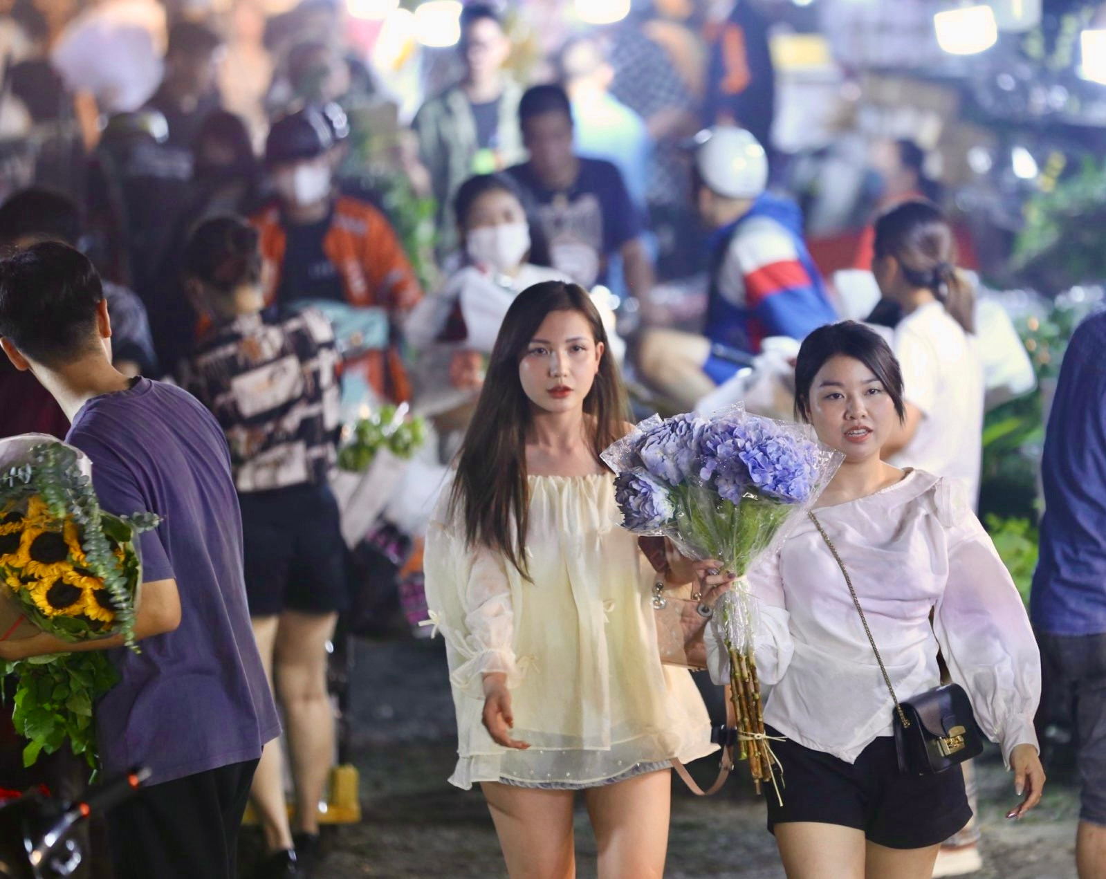 Chợ hoa đêm Quảng An nhộn nhịp trước ngày Phụ nữ Việt Nam ảnh 2