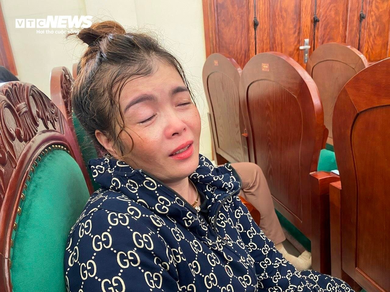 Chị Trần Thị Hằng - vợ ngư dân Phạm Văn Lâm (hành nghề trên tàu QNa 90129 TS) bật khóc nức nở.