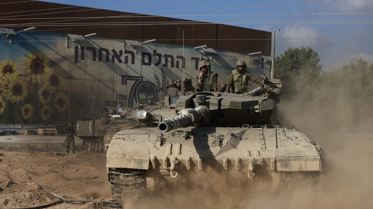 Xe tăng Israel được triển khai đến gần khu định cư Nahal Oz nắm sát biên giới với Dải Gaza vào ngày 15/10. (Ảnh: AFP)