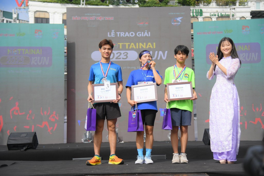 Diễn viên người Nhật Naktani Akira trao giải thưởng tới các vận động viên
