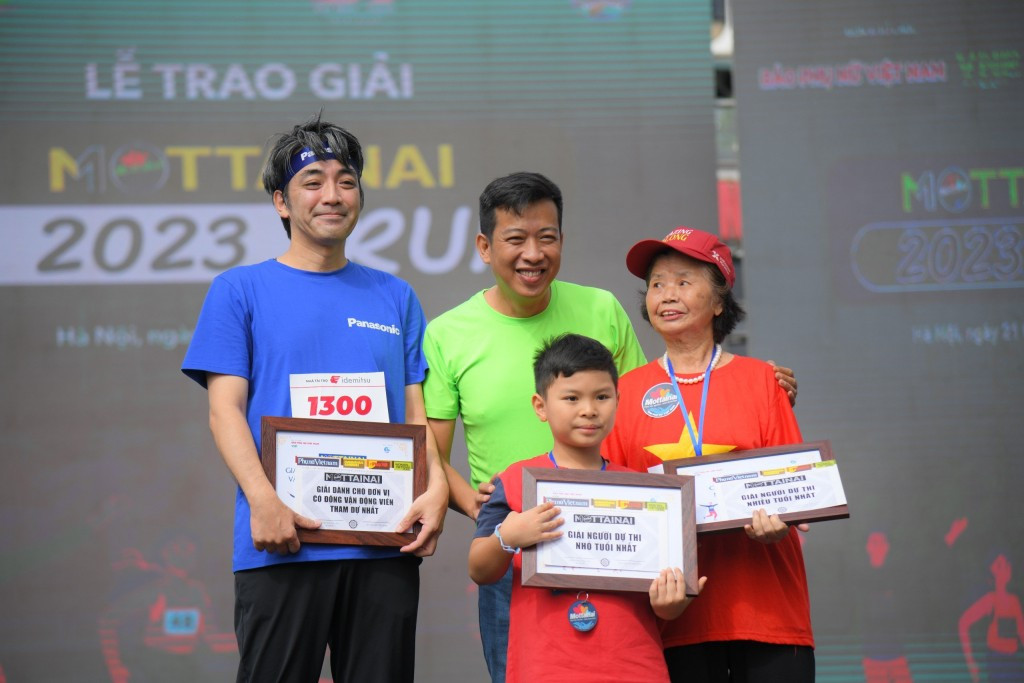Nhà văn Hoàng Anh Tú trao giải cho vận động viên