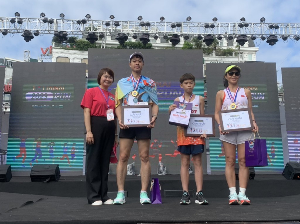 Nhà báo Nguyễn Thị Thục Hạnh - Tổng Biên tập báo Phụ nữ Việt Nam trao giải tới các vận động viên