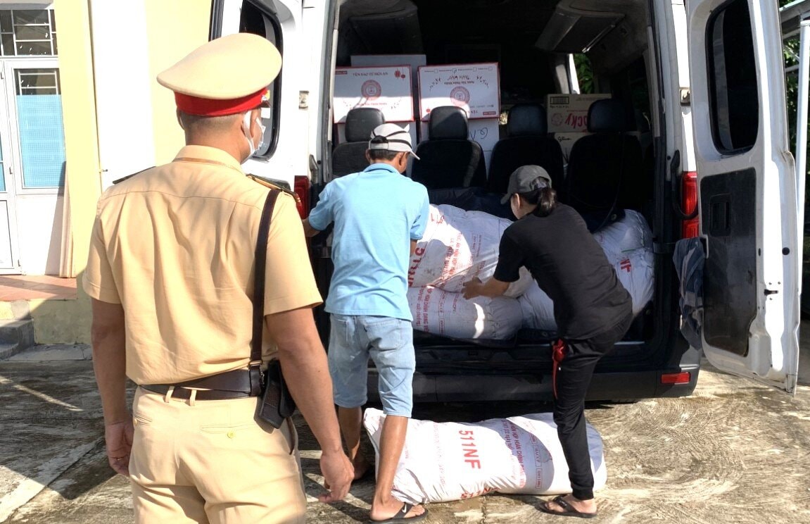 Xe ô tô khách chở hơn nửa tấn mỡ động vật không rõ nguồn gốc, bốc mùi hôi thối