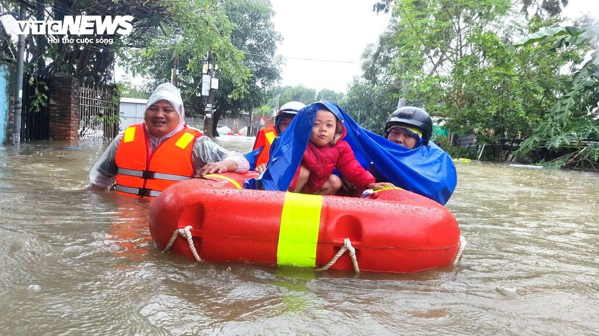 Đợt mưa lớn kéo dài từ ngày 13-17/10 khiến nhiều khu vực ở Đà Nẵng ngập sâu.