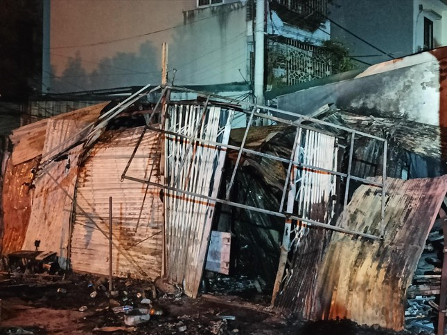 Từ vụ cháy làm 3 người chết ở Thanh Trì: Nguy cơ cháy nổ từ thu gom đồng nát ảnh 1