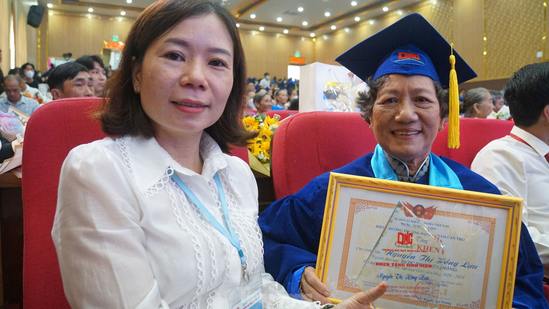 Cụ bà 75 tuổi nhận bằng tốt nghiệp đại học ngành Dược ảnh 4