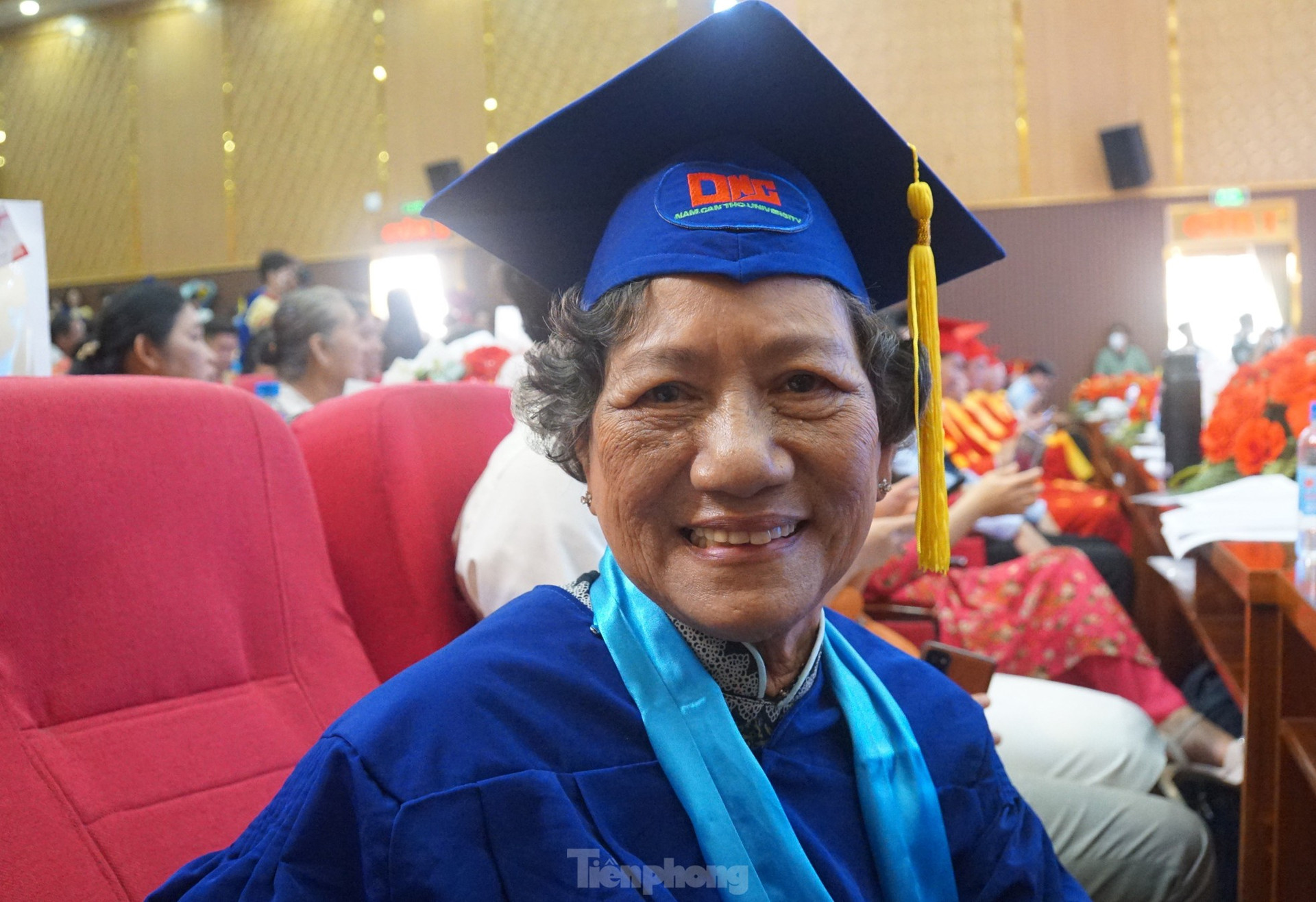 Cụ bà 75 tuổi nhận bằng tốt nghiệp đại học ngành Dược ảnh 2