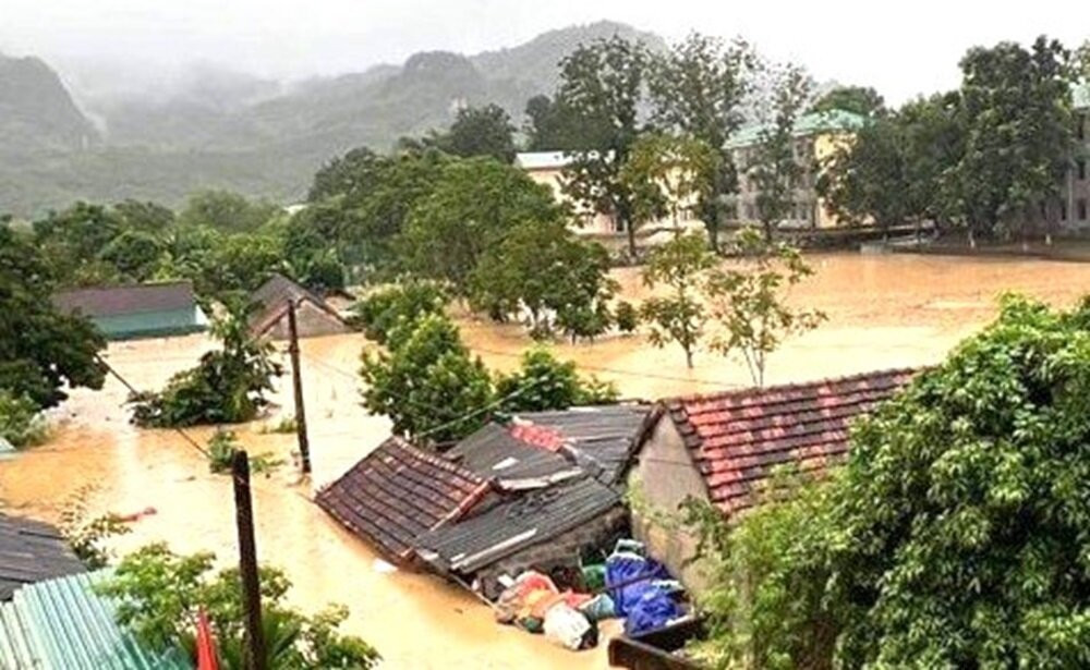 Nhiều nhà dân nước ngập gần đến nóc nhà
