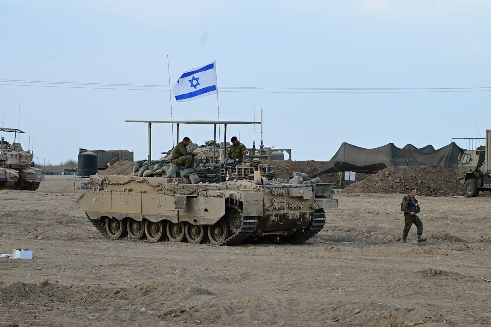 Israel tấn công Gaza từ 5 hướng, điều tàu tên lửa tới Biển Đỏ - 1