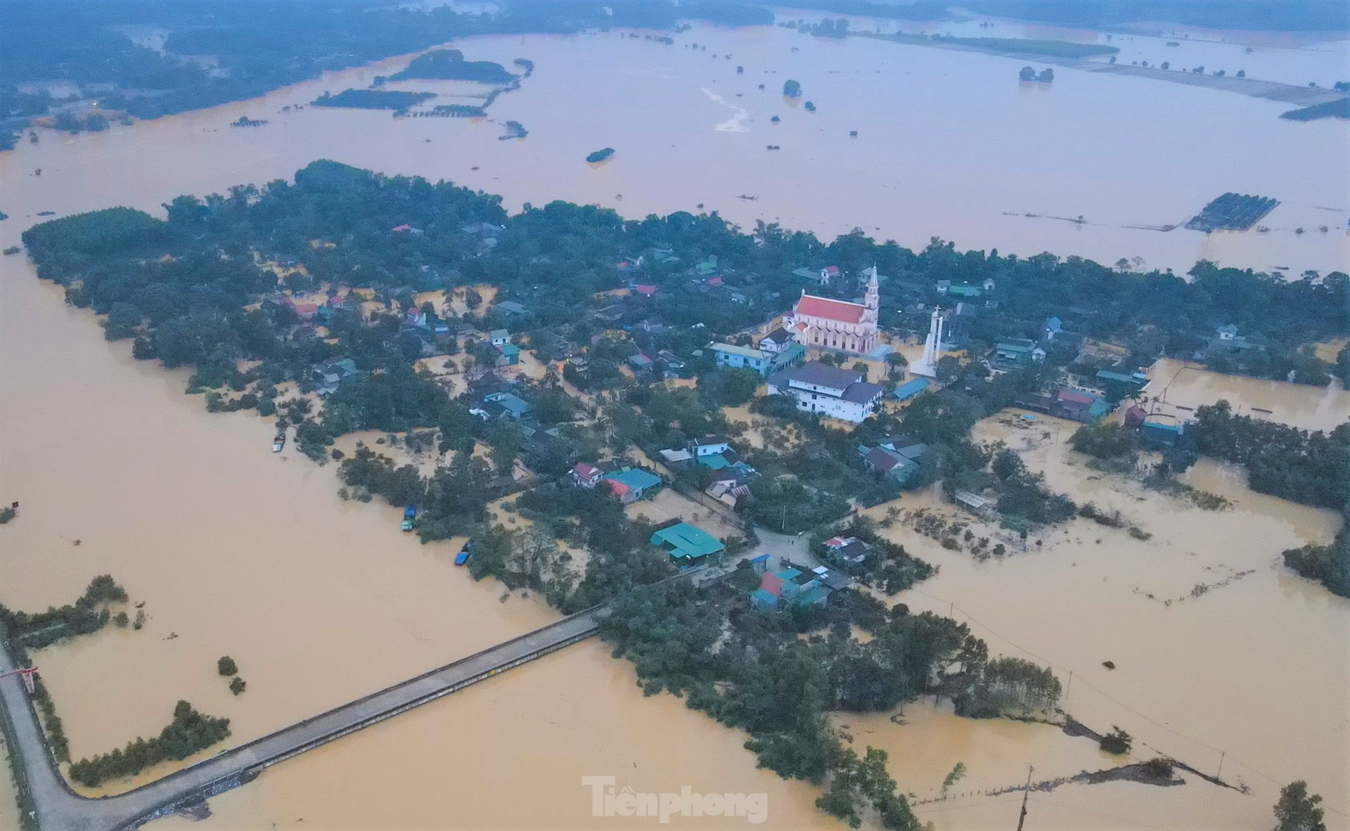 Toàn cảnh vùng rốn lũ ở Hà Tĩnh nhìn từ trên cao ảnh 3