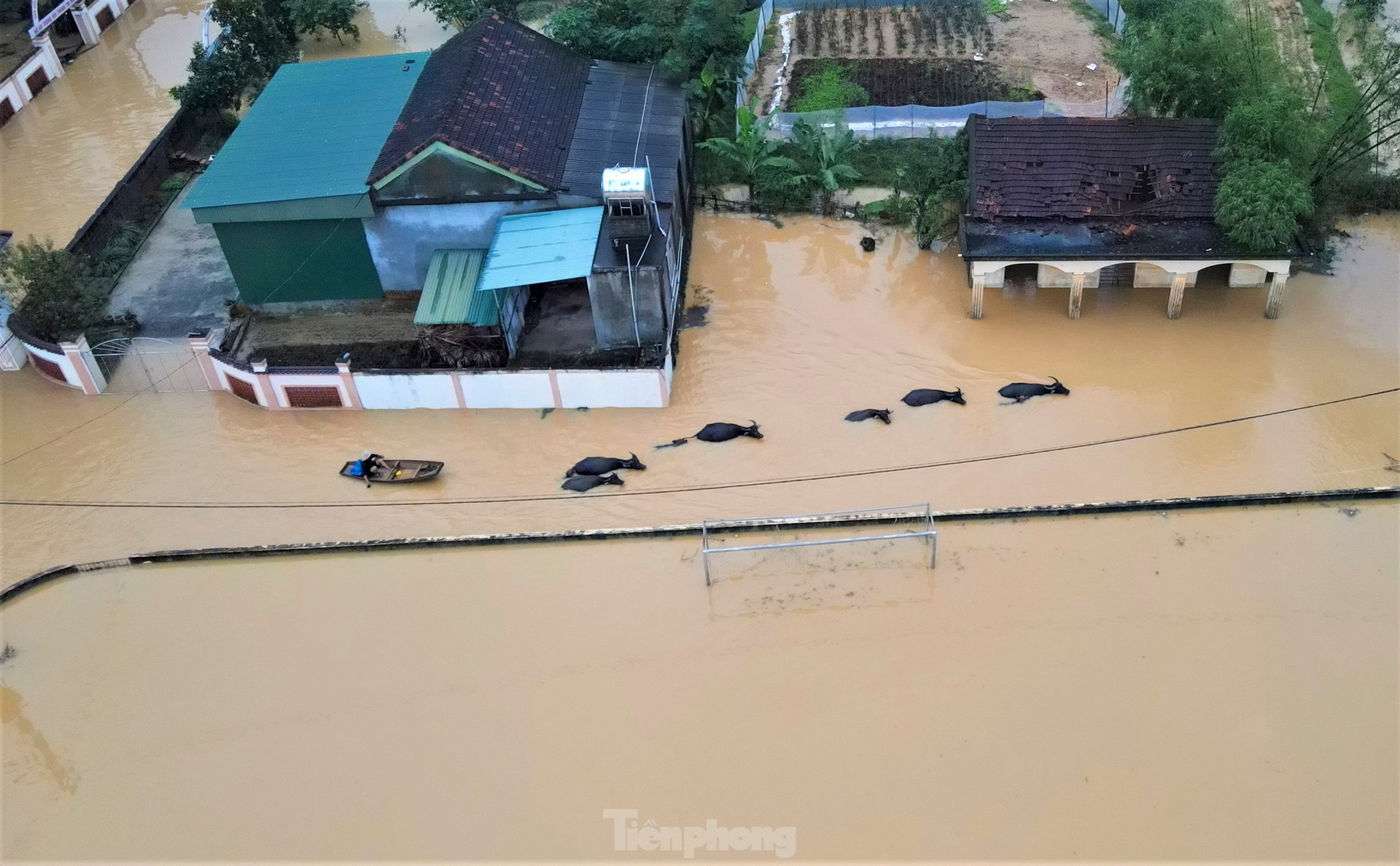 Toàn cảnh vùng rốn lũ ở Hà Tĩnh nhìn từ trên cao ảnh 10