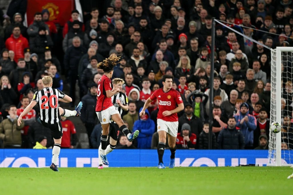 Đương kim vô địch Man Utd thua 0-3 trước Newcastle - 2