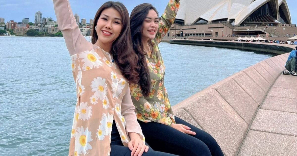 Hai cô gái Việt mặc áo bà ba đi giữa trời Tây khiến ai cũng phải ngoái nhìn