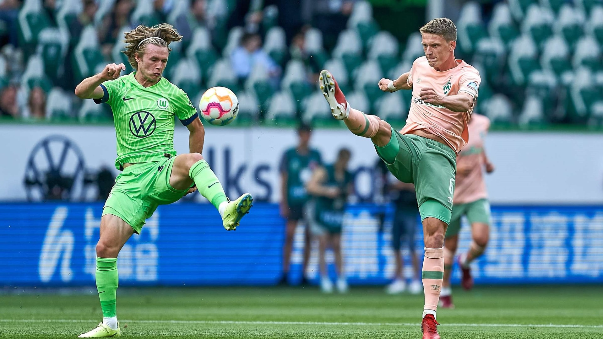 29539158-jens-stage-rechts-und-der-sv-werder-bremen-ueberzeugtem-am-ersten-spieltag-der-neuen-bundesliga-saison-im-spiel-beim-vfl-wolfsburg-mit-mutigem-2haai9hyziea.jpg