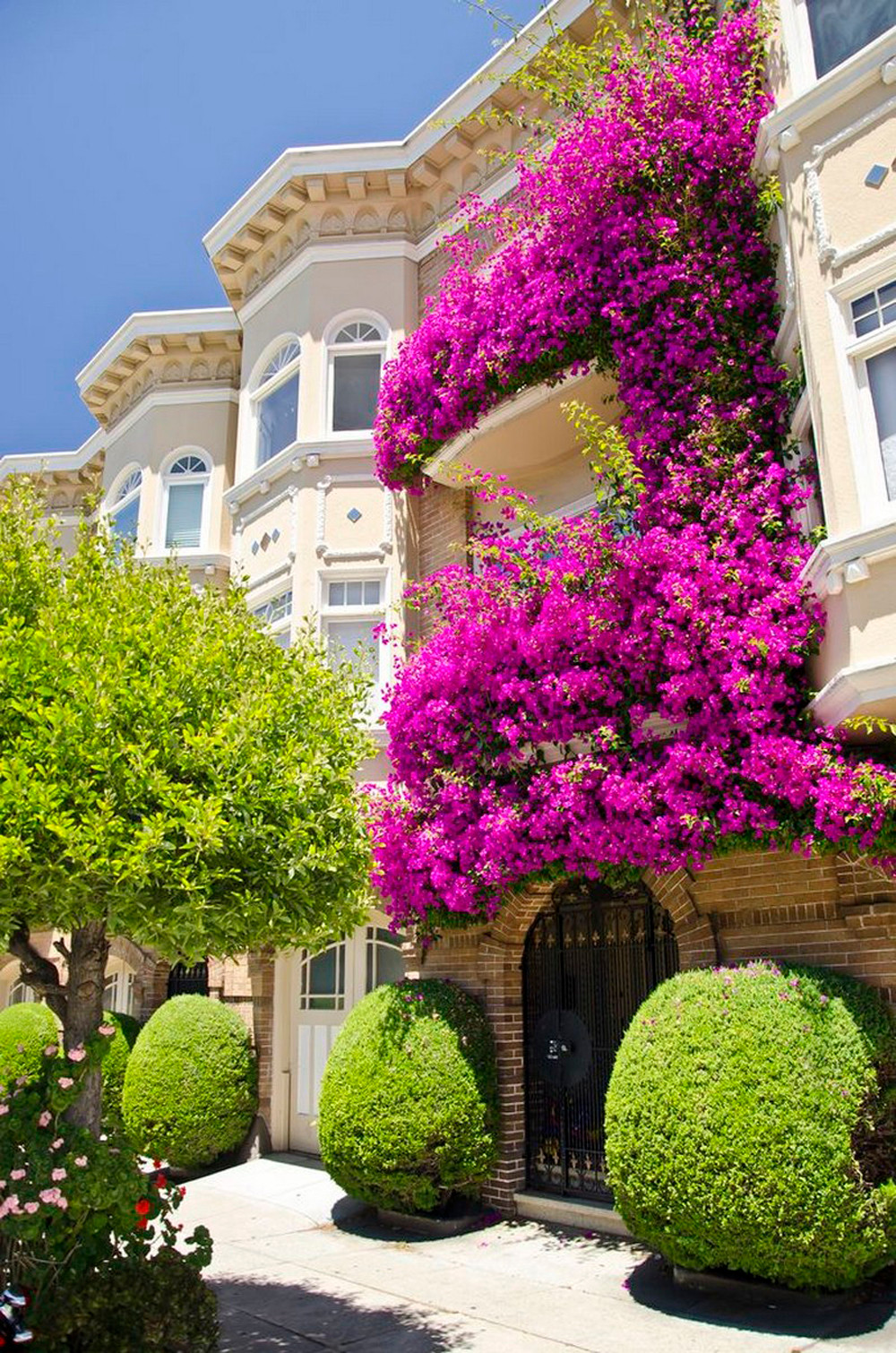 Những ngôi nhà có ban công đầy hoa khiến bạn không thể thôi ngắm nhìn-2