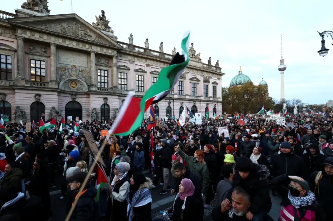 Dòng người biểu tình tại Berlin, Đức. (Ảnh: Reuters)