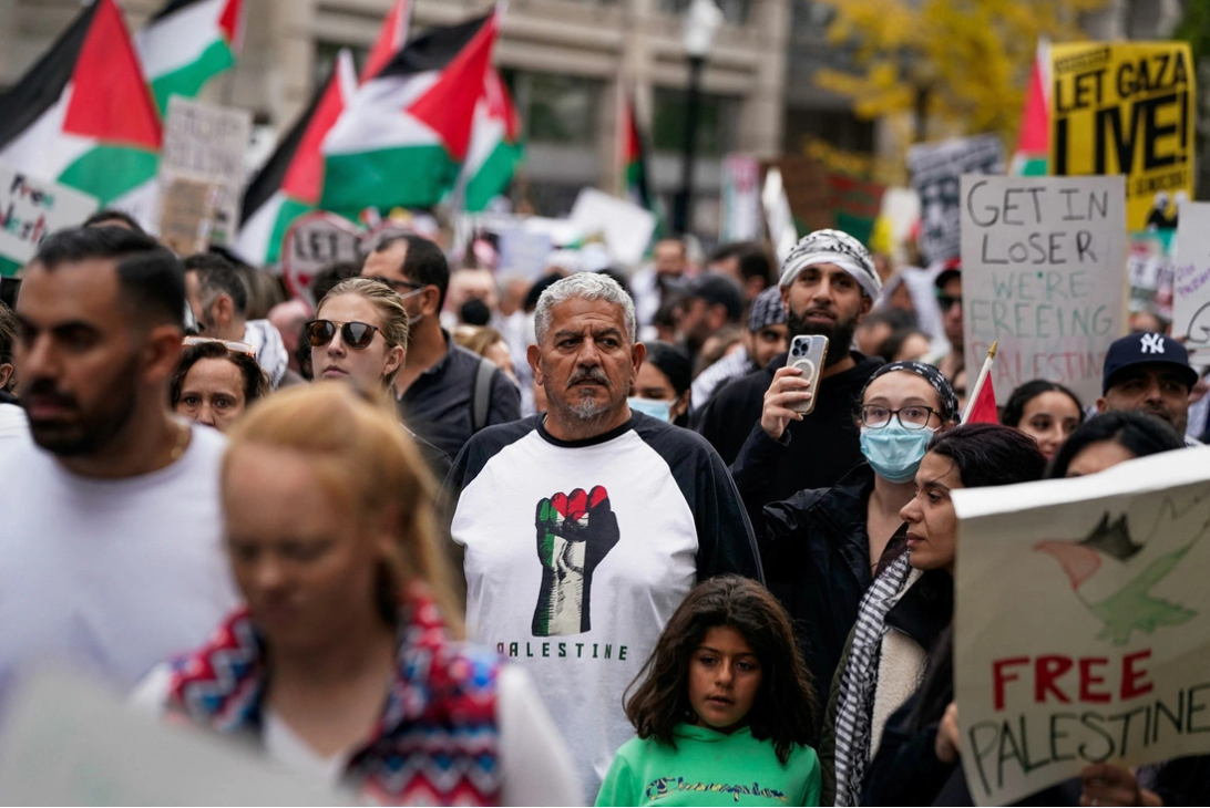 Đoàn người biểu tình ủng hộ người Palestine tại thủ đô Washington, Mỹ, ngày 4/11. (Ảnh: Reuters)