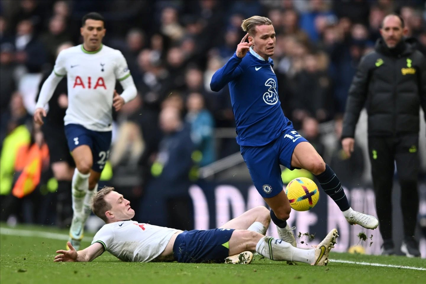 mudryk_spurs_a_22-23_gettyimages-1247502948_11zon.jpeg