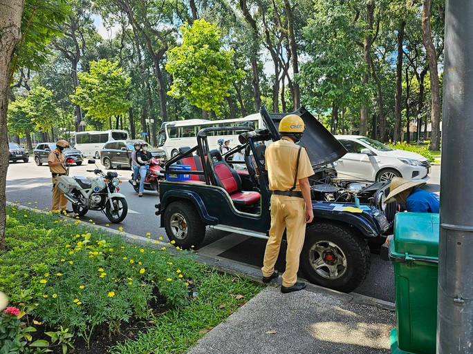 Phát hiện bất ngờ từ xe jeep chở khách ở trung tâm TP HCM - Ảnh 2.