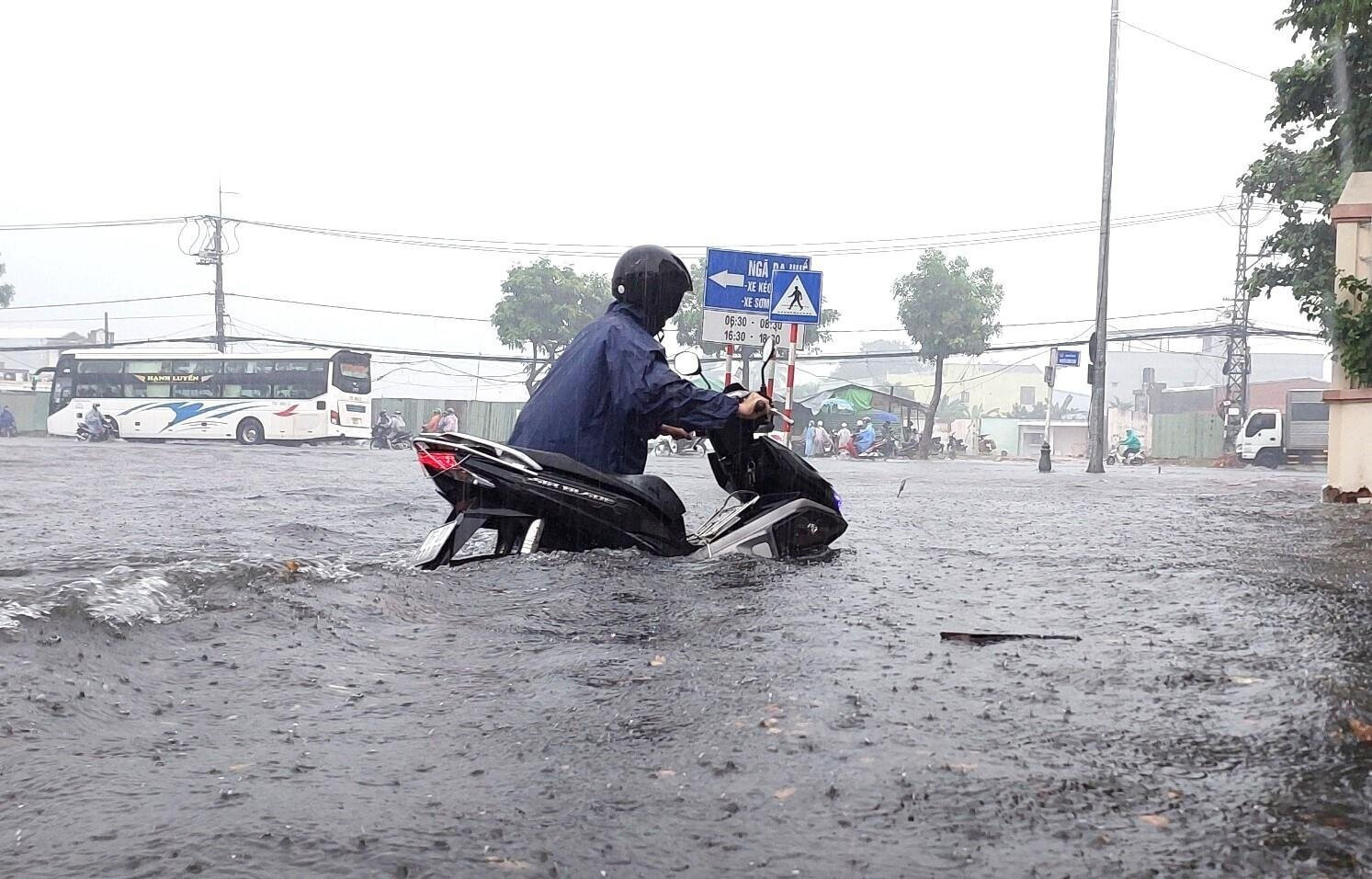 Đường phố Đà Nẵng thành sông sau mưa lớn, dân khổ sở đẩy xe giữa biển nước  - 6