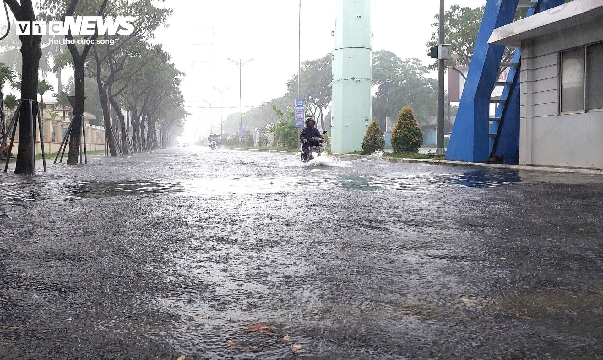 Đường phố Đà Nẵng thành sông sau mưa lớn, dân khổ sở đẩy xe giữa biển nước  - 3