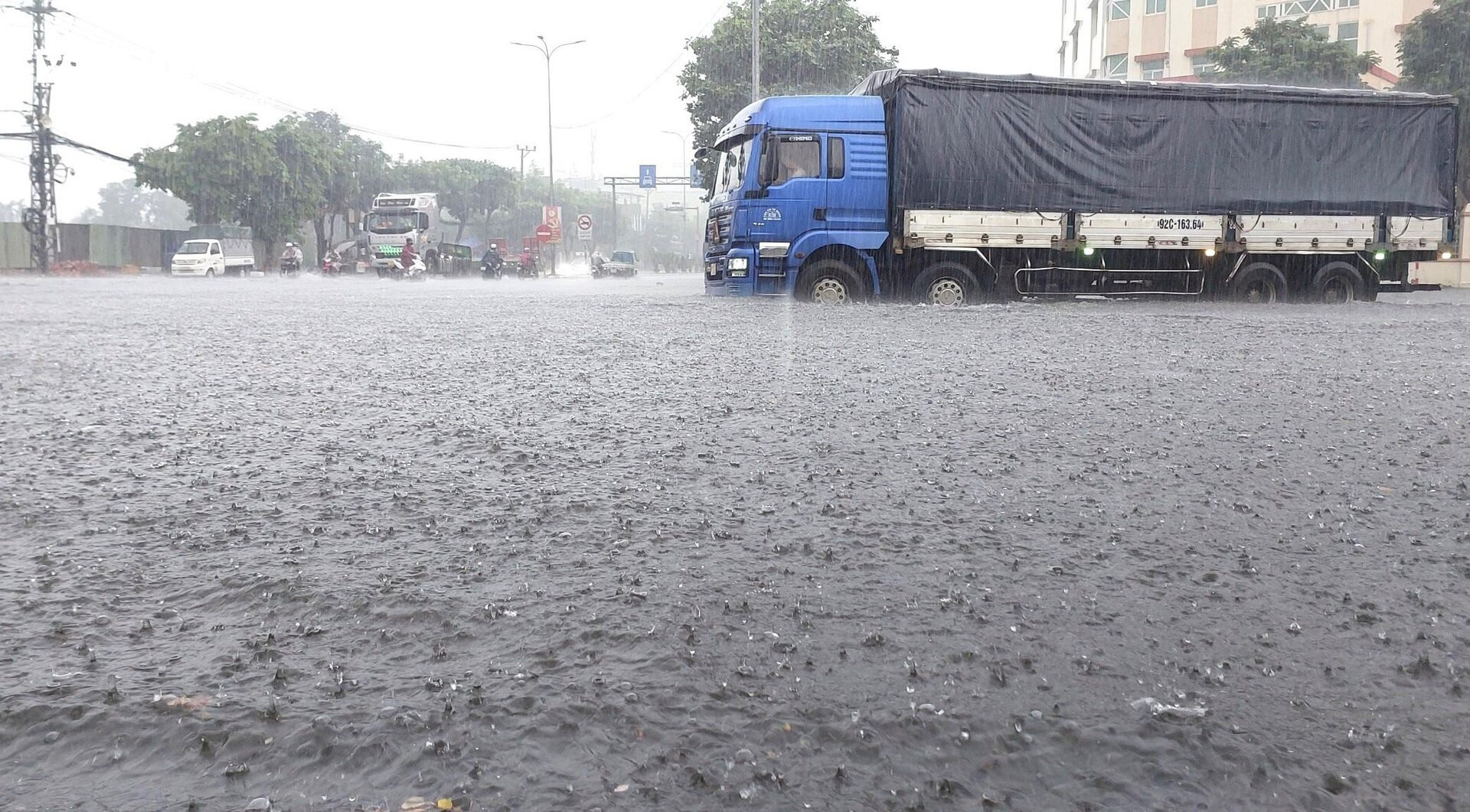 Đường phố Đà Nẵng thành sông sau mưa lớn, dân khổ sở đẩy xe giữa biển nước  - 2