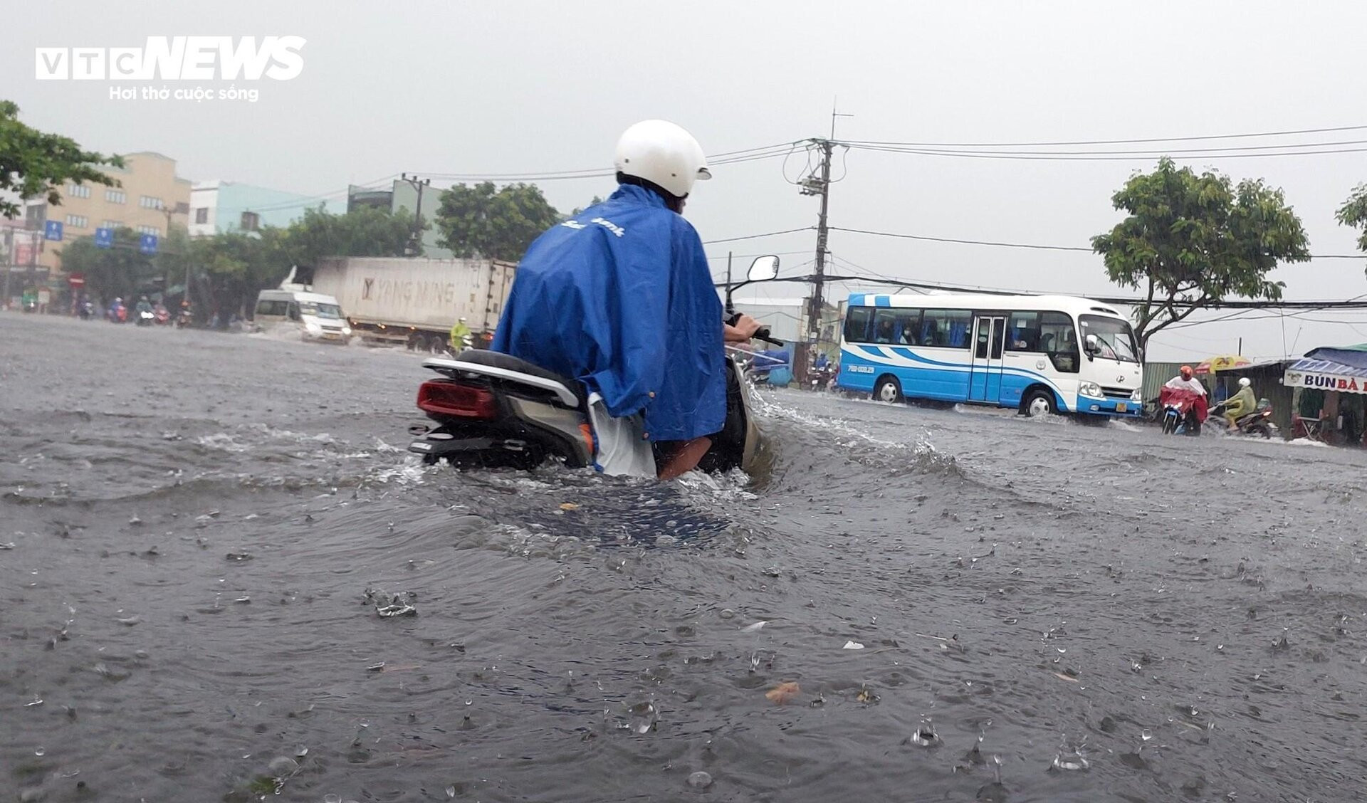 Đường phố Đà Nẵng thành sông sau mưa lớn, dân khổ sở đẩy xe giữa biển nước  - 4
