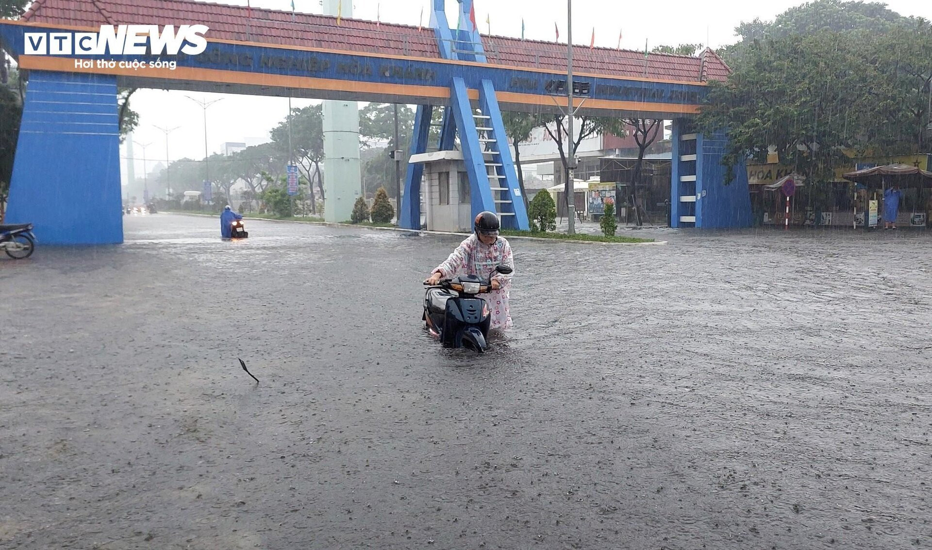 Đường phố Đà Nẵng thành sông sau mưa lớn, dân khổ sở đẩy xe giữa biển nước  - 1