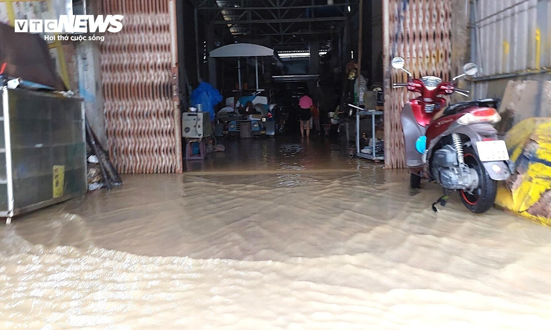 Đường phố Đà Nẵng thành sông sau mưa lớn, dân khổ sở đẩy xe giữa biển nước  - 7